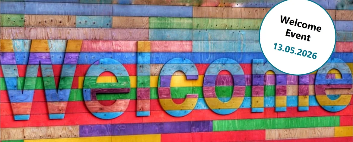 Auf einer bunten Bretterwand steht das Wort "Welcome". Rechts oben ist eine Bubble mit dem Hinweis auf das Welcome Event am 13.05.2026. - 