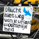 A sign in Dutch asking air travelers to act responsibly