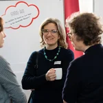 Mehrere Professorinnen reden miteinander.