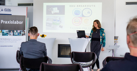 Pola Serwene präsentiert „GeoBreakouts – Geographie lernen und unterrichten mit Escape Games“ | Foto: Tilo Bergemann