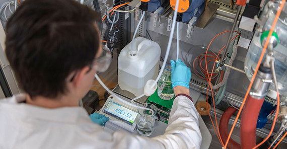 Koenig places the dosing hoses in the chemical containers with sulfuric acid or water glass and attaches the pH probe to monitor the neutralization reaction in the reactor.