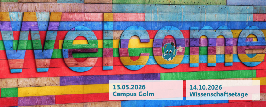 Eine bunte Holzwand mit dem Schriftzug "Welcome" und den Veranstlatungsdaten am 13.05.2026 in Gom und am 14.10.2026 in der Wissenschaftsetage.