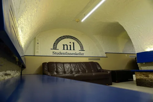 Ausschnitt des "nil StudentInnenkeller" mit Couch