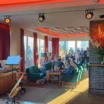 Der Hauptraum der Pan Am Lounge füllt sich langsam mit Gästen