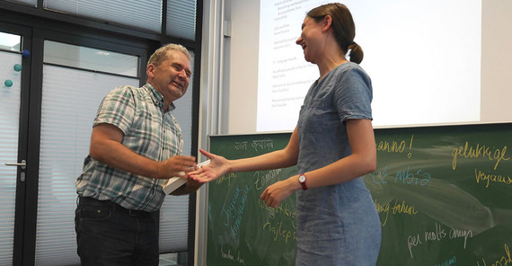 Übergabe der Festschrift an Prof. Fanselow. | Foto: Jessica Brown