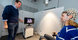 Getting ready for EEG testing | Photo: Tobias Hopfgarten