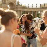 Ein Pärchen vor den Kolonaden
