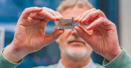 Hauchdünne Metallscheiben parallelisieren den Röntgenstrahl in der Pulverdiffraktometrie.