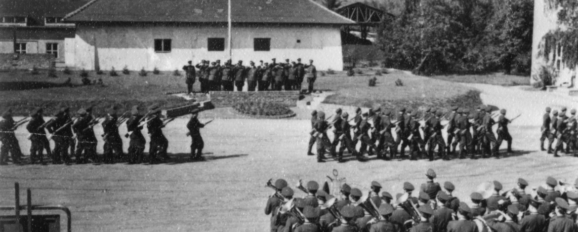 Militärisches Zeremoniell zur Verabschiedung eines Lehrgangs 1957
