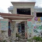 Graffiti, Villa der Familie Trabelsi (Schwager von Ben Ali), Gammarth: U.a. „Willkommen bei Dir zu Hause.“; „Bitte hinterlassen Sie das Haus im gleichen Zustand, in dem Sie es vorgefunden haben.“