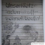 16- "Unser Kietzladen ist uff – schnell koofn!"- Berliner Dialekt am Rollladen eines Kiezladens in Berlin, Prenzlauer Berg.
