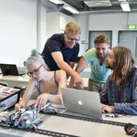Lego-Praktikum: Geoforscher Prof. Dr. Martin Trauth (2.v.l.) erprobt mit Studierenden Fernerkundungsverfahren im Modell.