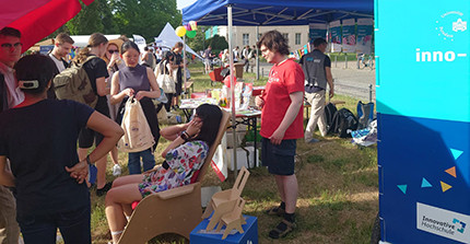 Pavillion der Innovativen Hochschule Potsdam auf dem Campus Festival und Besucher