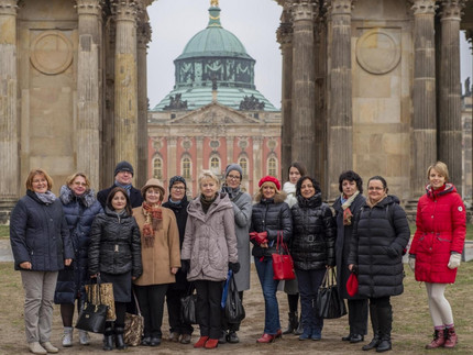 Gruppe der Teilnehmenden und Gastgeber