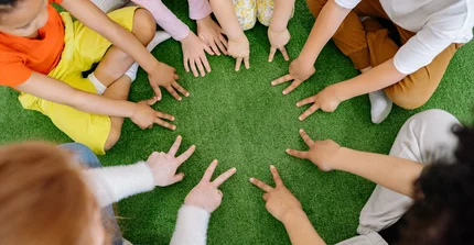 Kindergruppe auf dem Rasen