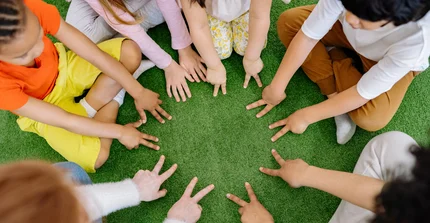 Kindergruppe auf dem Rasen