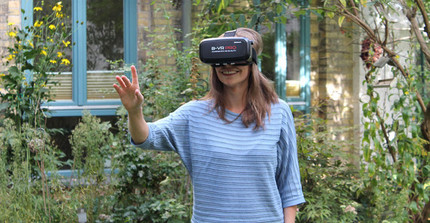 Prof. Dr. Nina Brendel mit VR-Brille