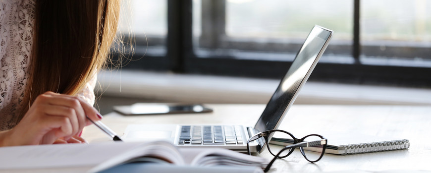 Frau, die am Laptop arbeitet