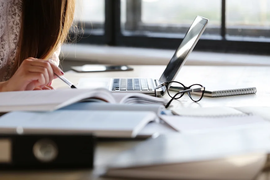 Frau, die am Laptop arbeitet