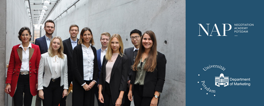 Auf dem Bild sind 9 Personen zu sehen. In der Mitte ist Frau Prof. Dr. Uta Herbst, die das Team des Marketinglehrstuhls der Universität Potsdam leitet.