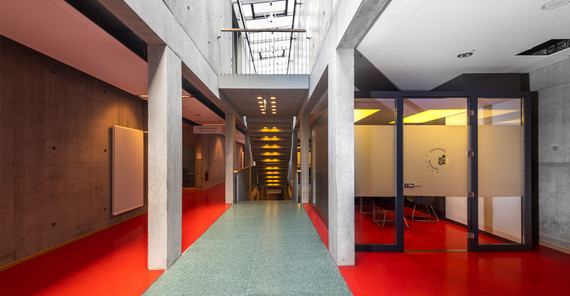 Funktionale Arbeitsplätze und eine Lounge in modernen Acoustic Pods im Hörsaalgebäude auf dem Campus Griebnitzsee | Foto: Thomas Roese