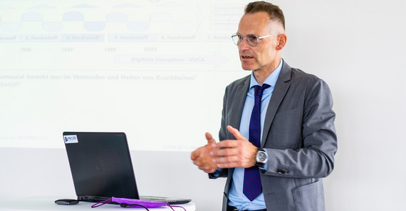 Dr. rer. pol. habil. Christoph Rasche präsentiert eine Weiterbildung für Kita-Leitungen. | Foto: Tilo Bergemann