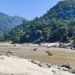 Der Ganges bei Rishikesh mit Blick flussaufwärts. Der Ganges ist hier ein beliebter Ort für Rafting.