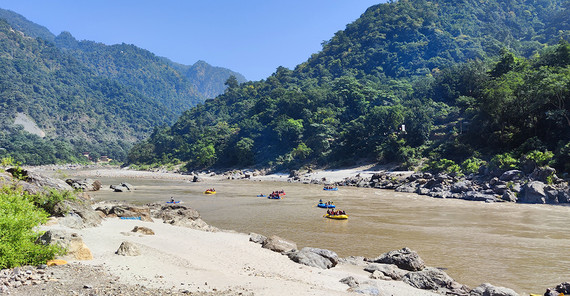 Der Ganges bei Rishikesh mit Blick flussaufwärts. Der Ganges ist hier ein beliebter Ort für Rafting.