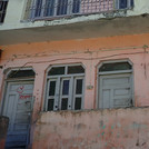 Haus mit Riss in Joshimat.