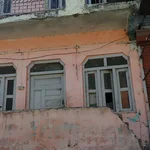 Haus mit Riss in Joshimat.