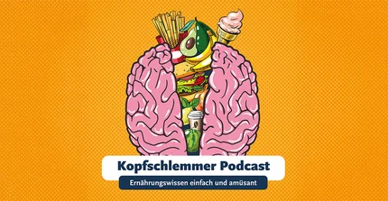 Text: Kopfschlemmer Podcast - Ernährungswissen einfach und amüsant; Bild im Comicstyle: Aus dem Spalt zwischen zwei rosa Gehirnhäften lugen Gemüse, Obst und Junkfood-Produkte in bunten Farben hervor.