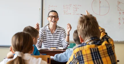 Lehrerin freut sich über die rege Beteiligung der Schüler, die sich melden.