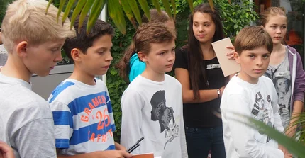 Eine Gruppe von Schülern im Grünen Klassenzimmer