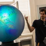 Eine Person an einem Globus