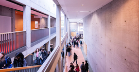 Studierende in den Räumlichkeiten des Campus Griebnitzsee