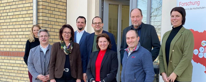8.02.2023 Wissenschaftsstaatssekretär Tobias Dünow im Gespräch mit Akteur:innen aus Wissenschaft, Politik und Wirtschaftsförderern in der Präsenzstelle O-H-V | Velten