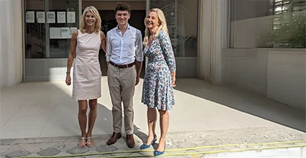 Auf dem Bild ist Gleb Fromm zusammen mit den Nanterreer Programmverantwortlichen Frau Prof. Dr. Dijoux und Frau Peglow zu sehen.