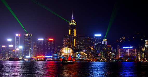 Die Skyline von Hongkong bei Nacht. Foto: Pixabay/teetasse.
