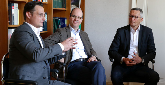 Prof. Dr. Björn Steinrötter (links), Prof. Dr. Christian Czychowski (Mitte) und Prof. Dr. Tobias Lettl, LL.M. (rechts) sitzen zusammen und geben ein Interview.