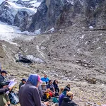 Gruppe von Menschen rastet bei einer Tour durch die Berge.