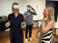 Prof. Isolde Malmberg probiert VR-Brillen aus.