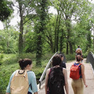 Die Gruppe überquert eine kleine Parkbrücke