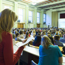 Das Bild zeigt Studierende in einem vollen Hörsaal.