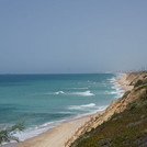 Blick auf das Meer und Tel Aviv vom Strand aus.