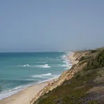 Blick auf das Meer und Tel Aviv vom Strand aus.