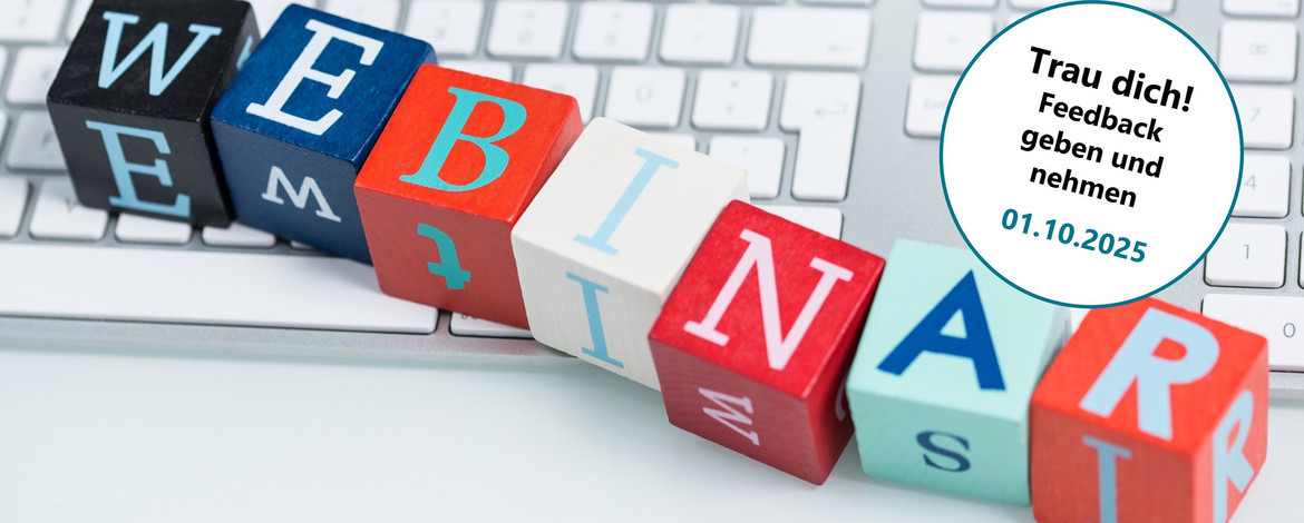 Sieben bunte Würfel liegen mit Buchstaben auf einer Tastatur und ergeben das Wort Webinar. Hinweis auf den Workshop Trau dich! Feedback geben und nehmen am01.10.2025. - Trau dich! Feedback geben und nehmen