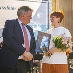 Vizepräsident für Internationales und Fundraising Prof. Dr. Florian J. Schweigert (links) und DAAD-Preisträgerin Anna Zaglyadnova (rechts).