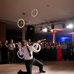 Ein Jongleur mit Ringen.