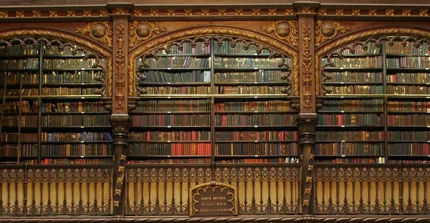 Bücherregale in Bibliothek