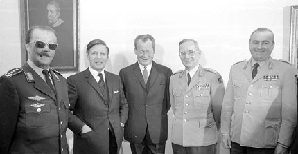 Bundeskanzler Brandt mit Bundeswehrführung